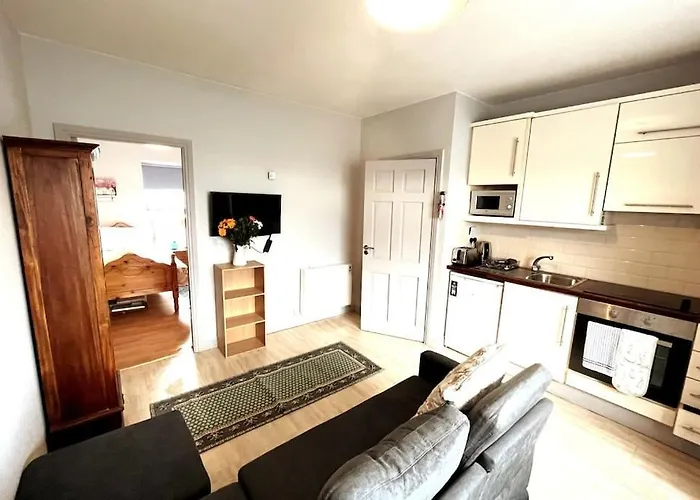Centrally Located Two Bed Apartment - Sleeps Four