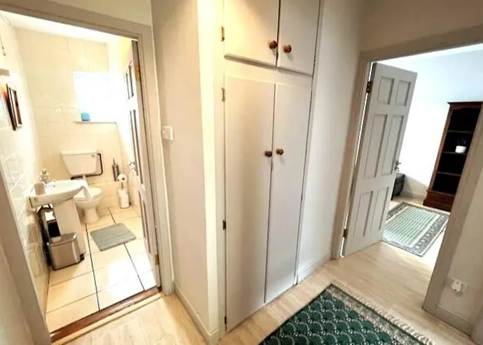 Centrally Located Two Bed Apartment - Sleeps Four